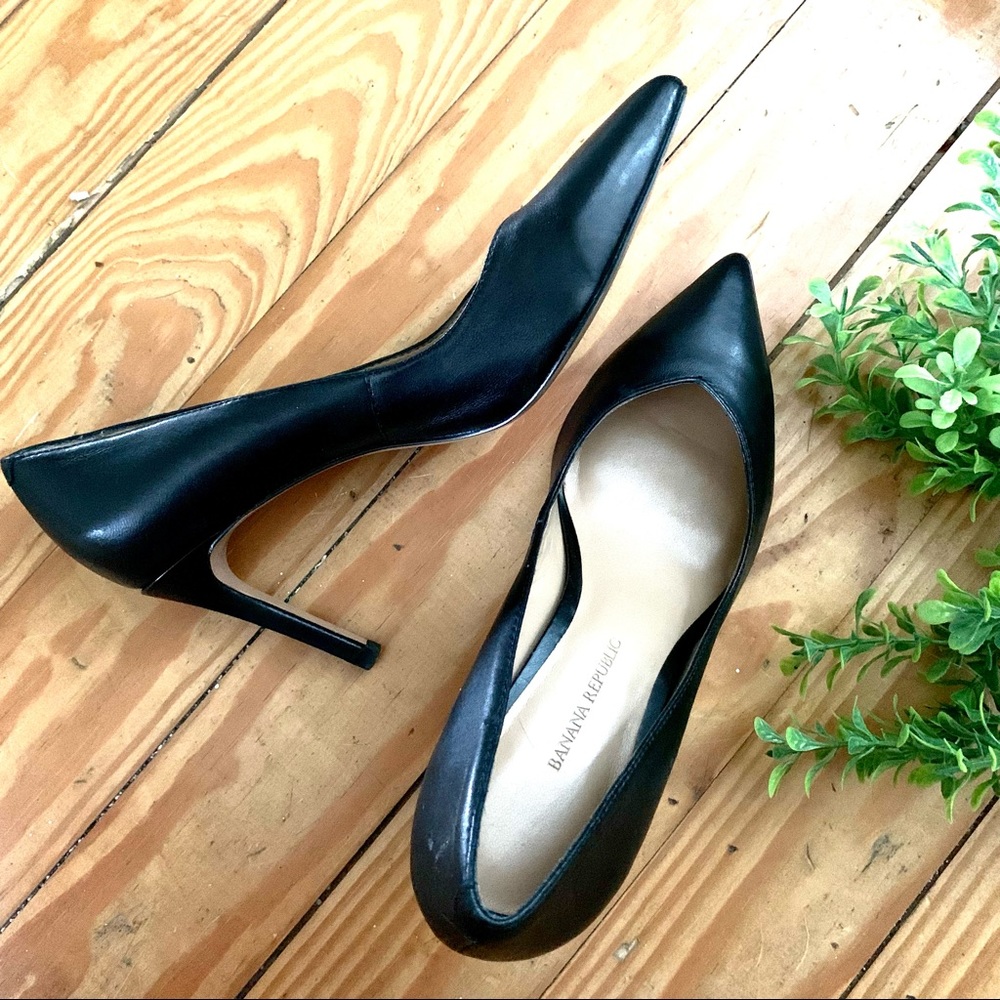 Banana Republic Black Pointed Toe Pumps